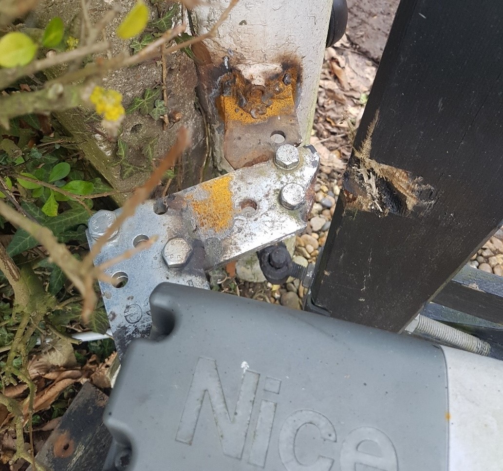 Crazy driveway gate motor bracket bodge